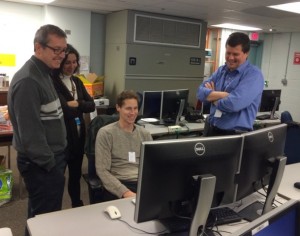 Novembre 2015: le noyau de l’équipe FGS/NIRISS discute des ajustements de détecteur dans le cadre de la troisième campagne de tests (CV3) des instruments du JWST qui ont cours au Goddard Space Flight Centre de la NASA (MD, É.U). Dans l’ordre habituel, René Doyon (chercheur principal du FGS/NIRISS; Université de Montréal), Begoña Vila (leader des tests CV3, NASA), Chris Willott (scientifique responsable de l’instrument FGS/NIRISS; NRC-H) et Neil Rowlands (scientifique responsable du projet FGS/NIRISS chez COM DEV International).